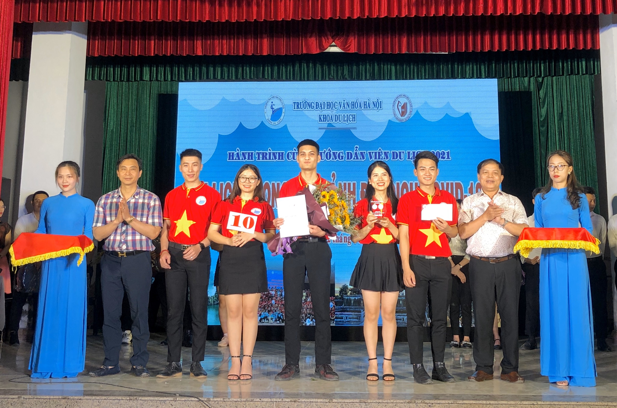 Phó Hiệu trưởng trường Đại học Văn hoá Đinh Công Tuấn và PGS.TS Dương Văn Sáu Trưởng khoa Du lịch trao giải Nhất cho lớp Quản trị dịch vụ 2A